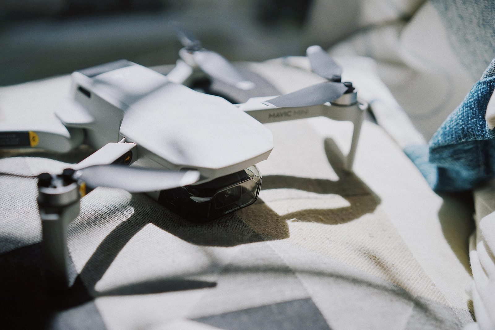 Drone DJI pousado sobre uma bancada de tecido claro