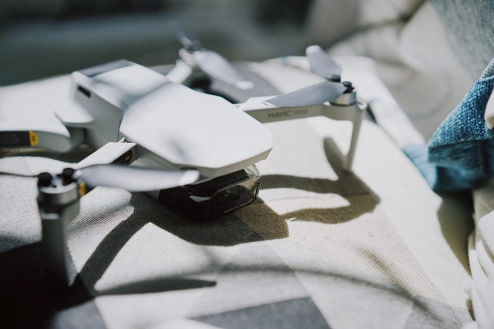 Drone DJI pousado sobre uma bancada de tecido claro